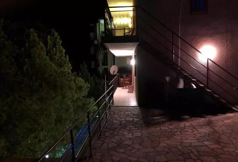 پانسیون Surf House Villa Rose I Po3a L