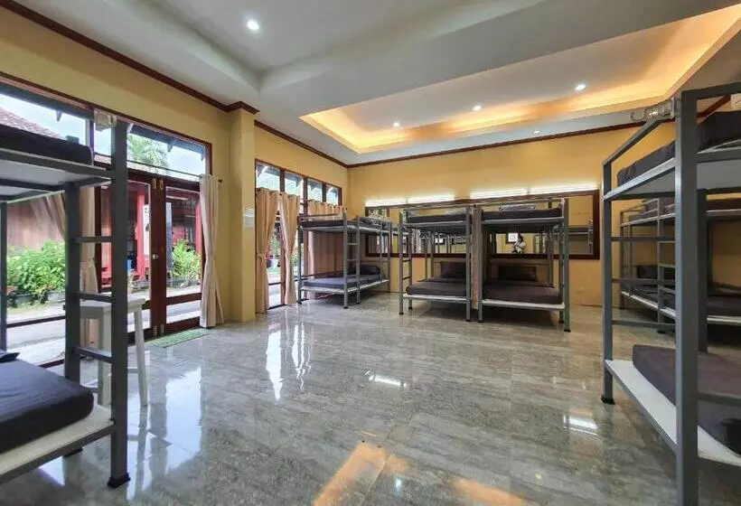 We Hostel Khaolak