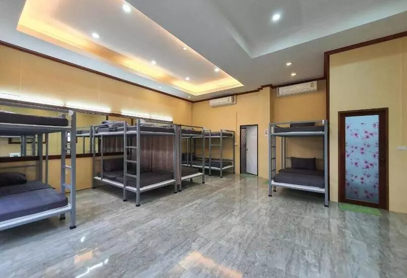 We Hostel Khaolak