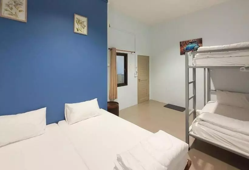 We Hostel Khaolak