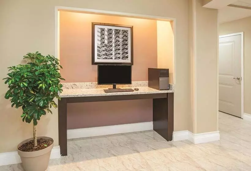 酒店 La Quinta Inn & Suites By Wyndham Far Rockaway