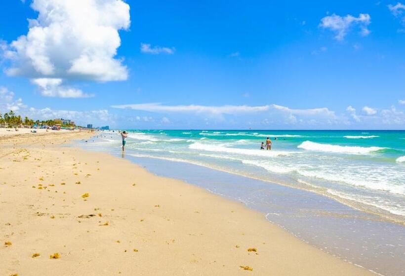 בית מלון כפרי Enchanted Isle Hollywood Beach Resort