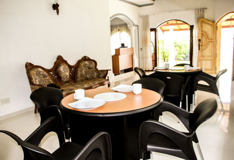 הוסטל Negombo Beach By Flipflop