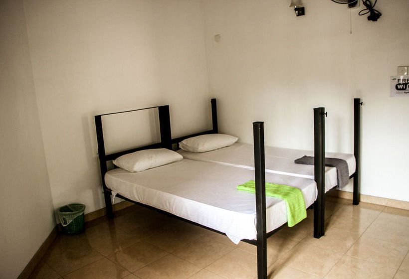 הוסטל Negombo Beach By Flipflop