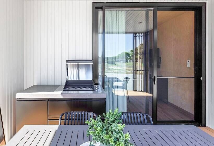 Hotel Reflections Hawks Nest Holiday Park