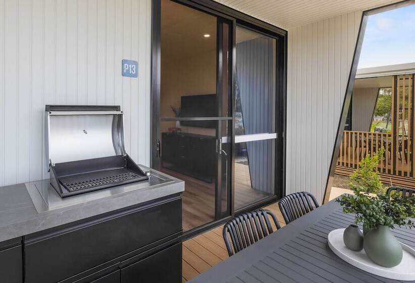 Hotel Reflections Hawks Nest Holiday Park