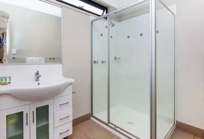 Hotel Reflections Hawks Nest Holiday Park