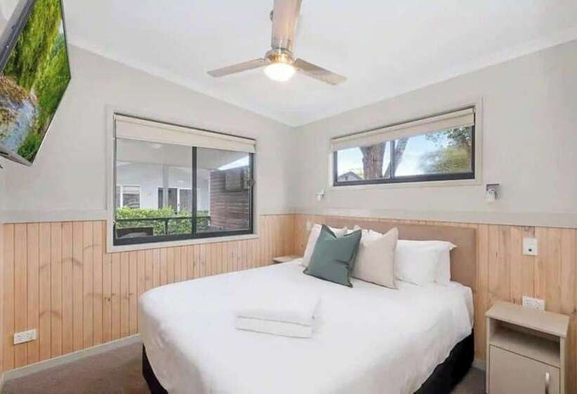 Hotel Reflections Hawks Nest Holiday Park