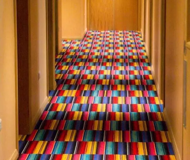 هتل The Savoy Hostel