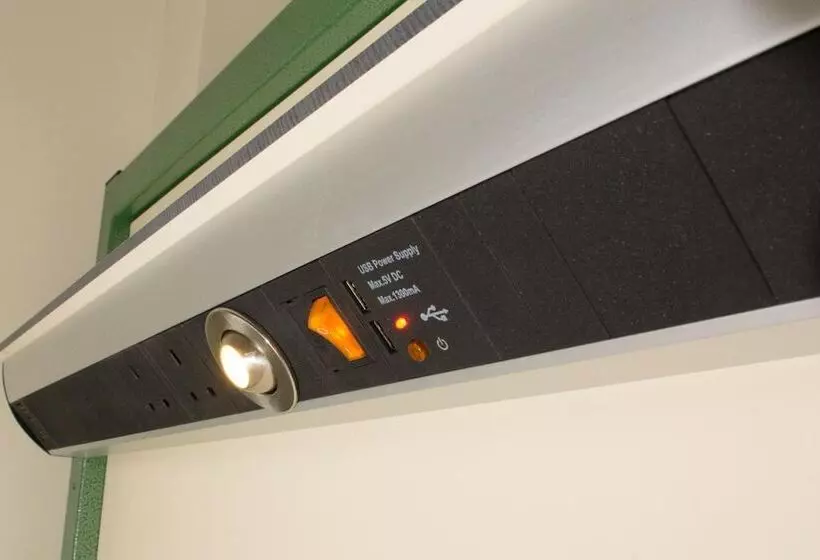 هتل The Savoy Hostel