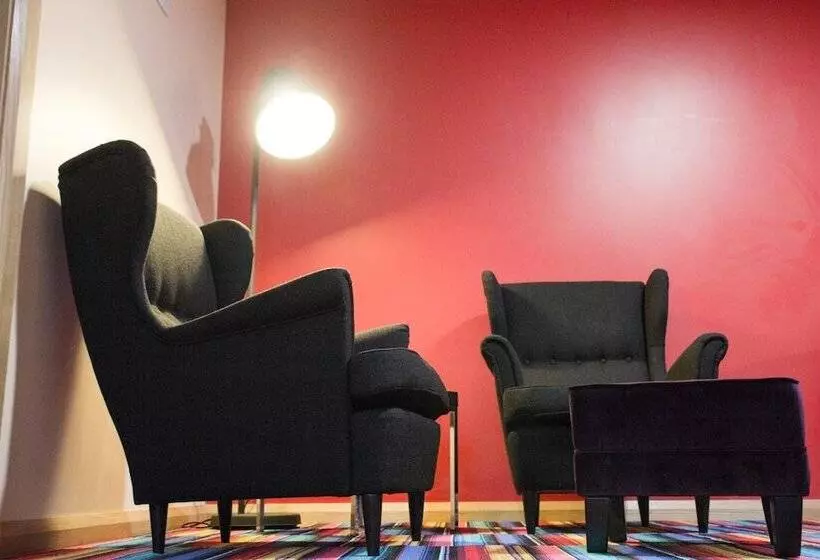 هتل The Savoy Hostel