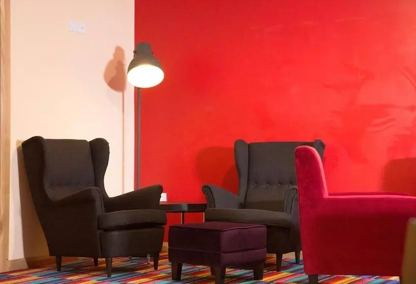 هتل The Savoy Hostel