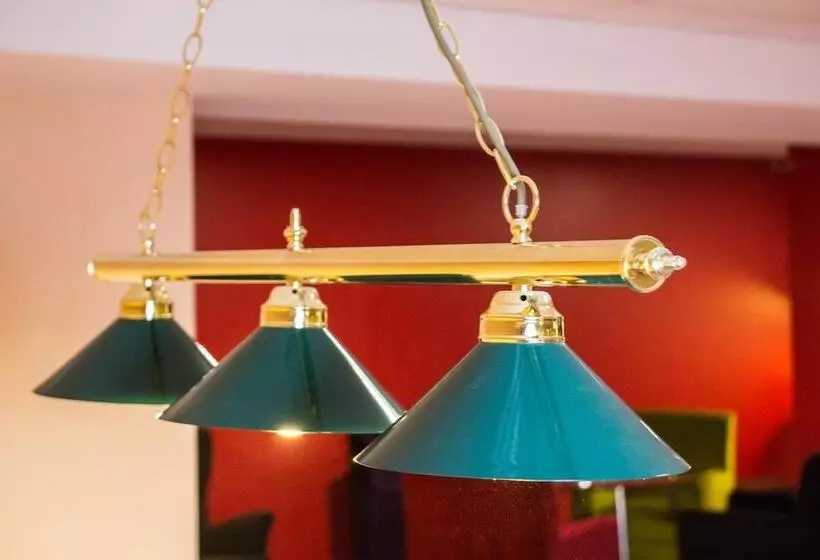 هتل The Savoy Hostel