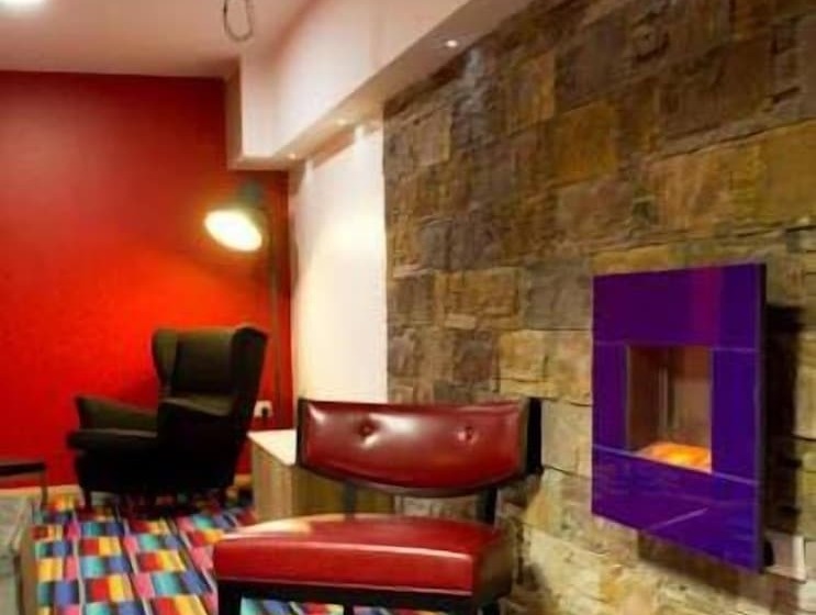 酒店 The Savoy Hostel