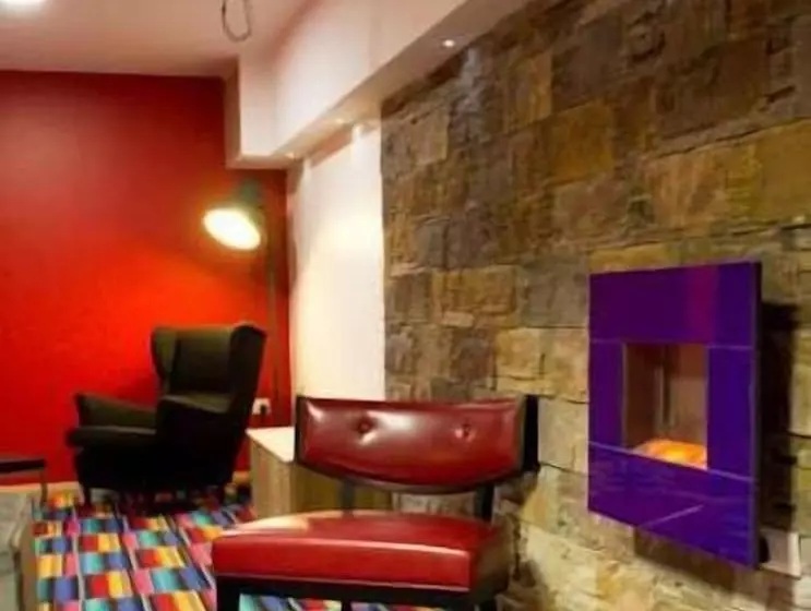 هتل The Savoy Hostel