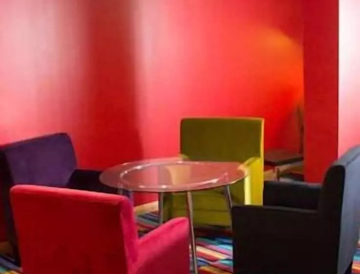 هتل The Savoy Hostel