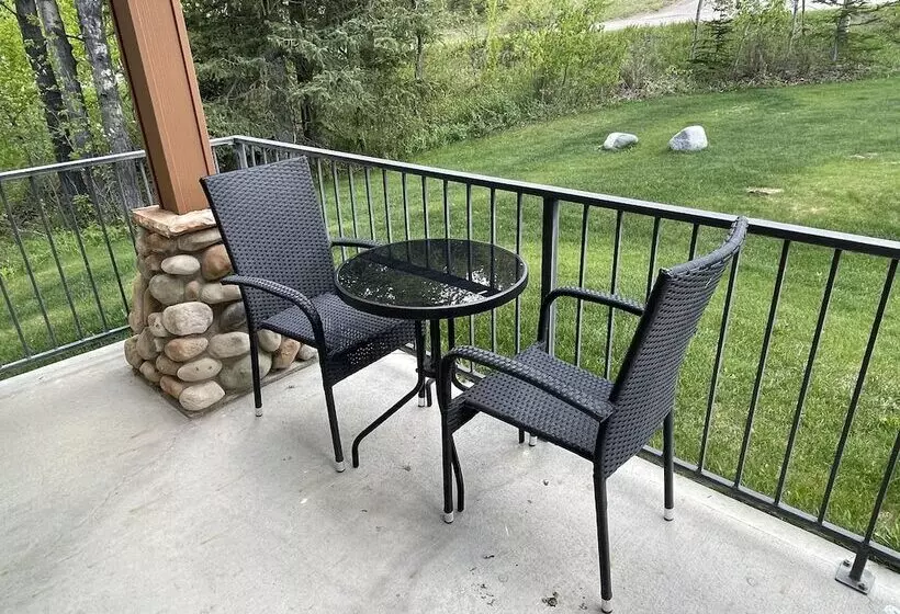 Elkwater Lake Lodge And Resort