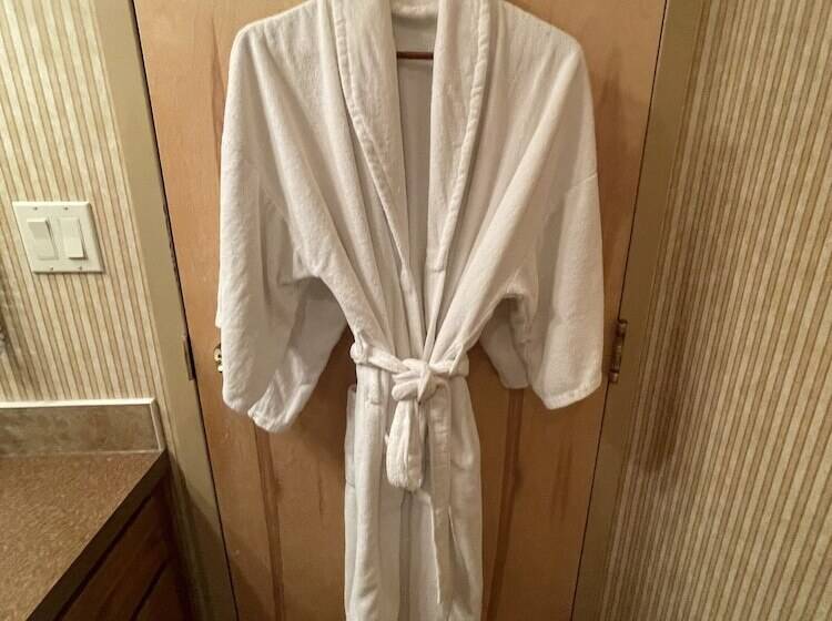 Elkwater Lake Lodge And Resort