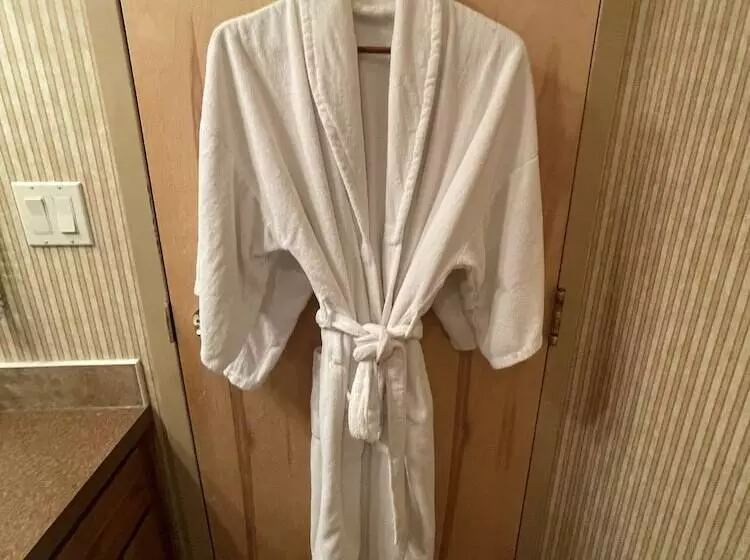 Elkwater Lake Lodge And Resort