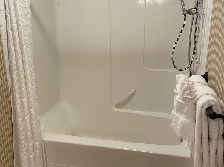 Elkwater Lake Lodge And Resort