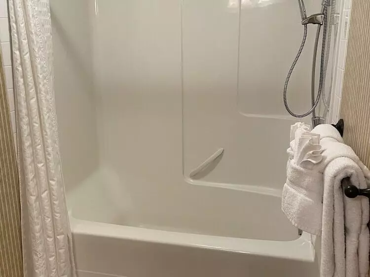 Elkwater Lake Lodge And Resort