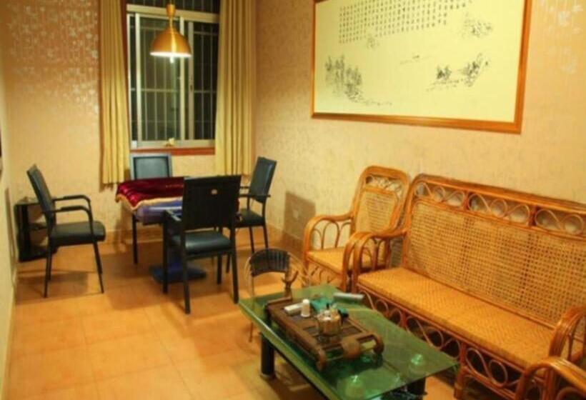 Отель Nanning Hawks Holiday