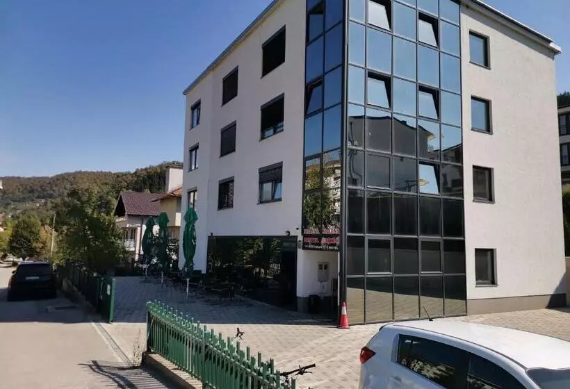 تختخواب و صبحانه Malena