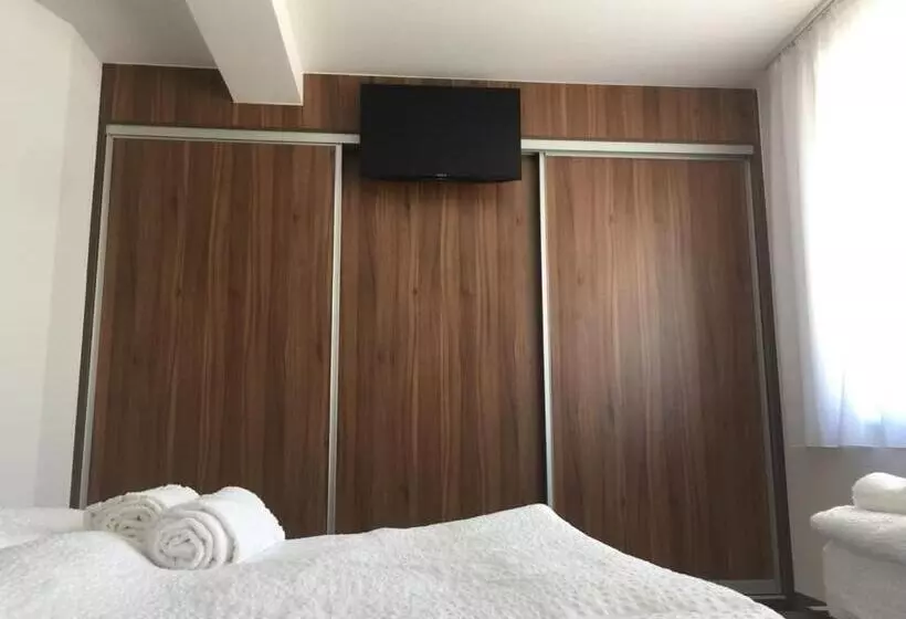 تختخواب و صبحانه Malena