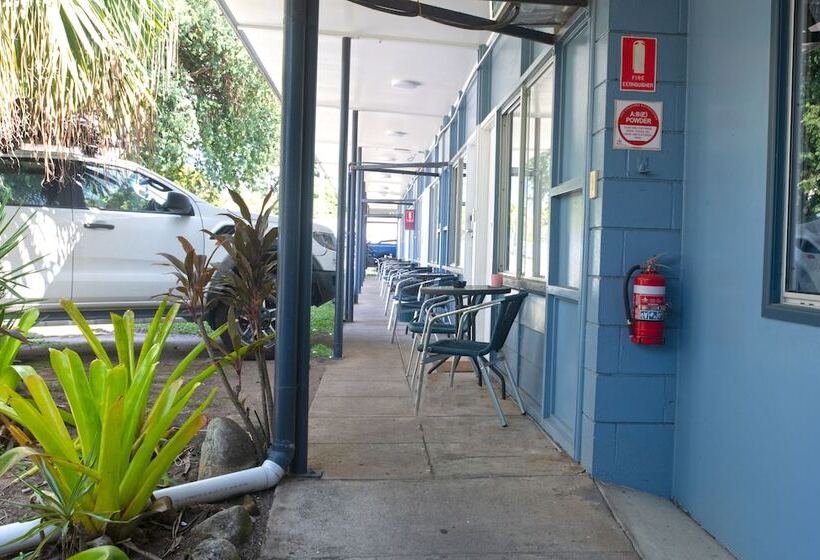 Nightcap At Marine Hotel Cardwell