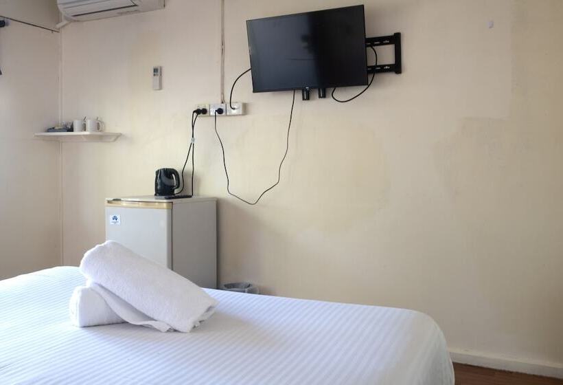 Nightcap At Marine Hotel Cardwell