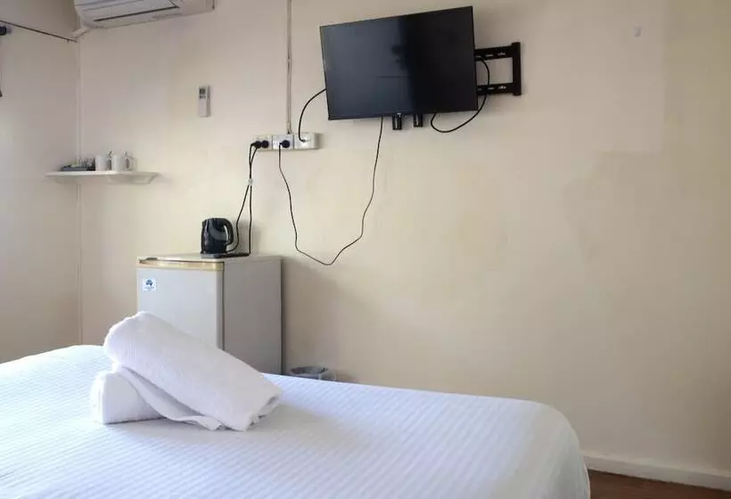 Nightcap At Marine Hotel Cardwell