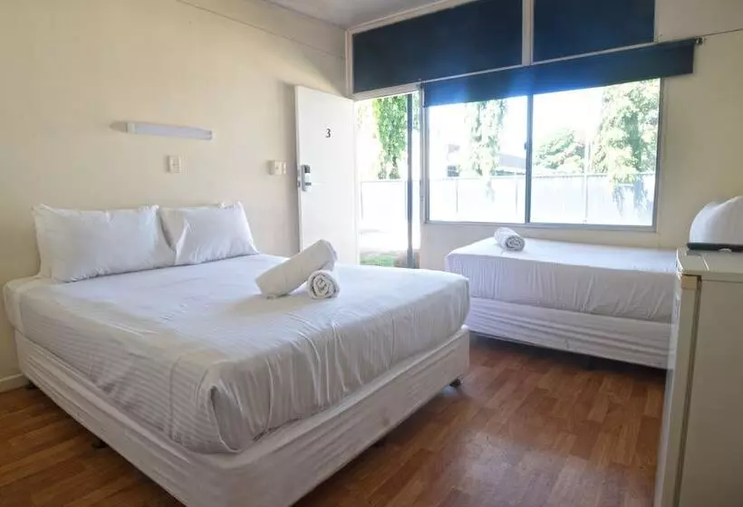 Nightcap At Marine Hotel Cardwell