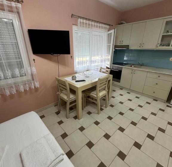 پانسیون A&a House