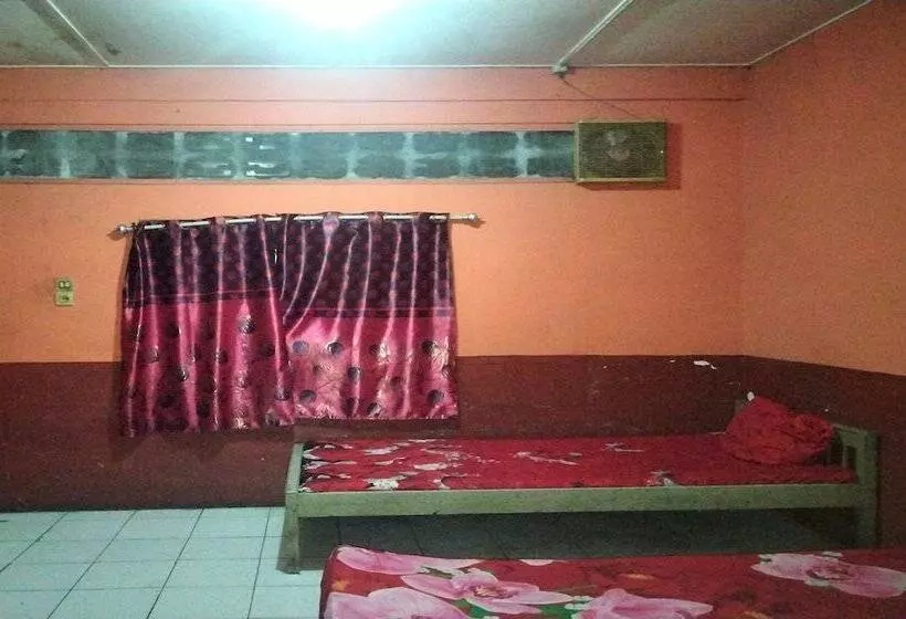 ホテル Spot On 92601 Penginapan Keluarga