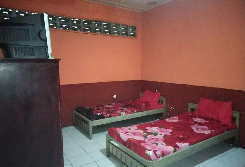 ホテル Spot On 92601 Penginapan Keluarga