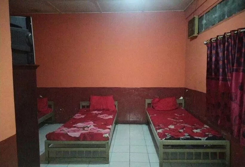 ホテル Spot On 92601 Penginapan Keluarga