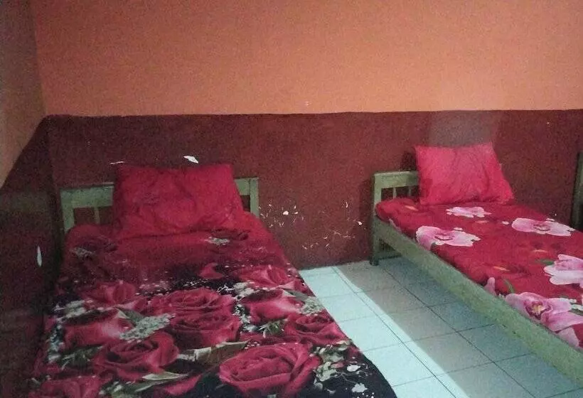 ホテル Spot On 92601 Penginapan Keluarga