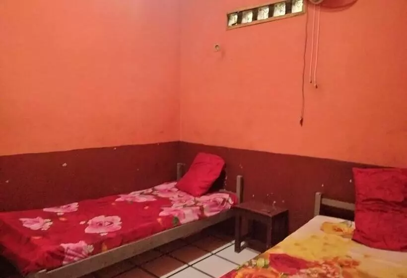 ホテル Spot On 92601 Penginapan Keluarga