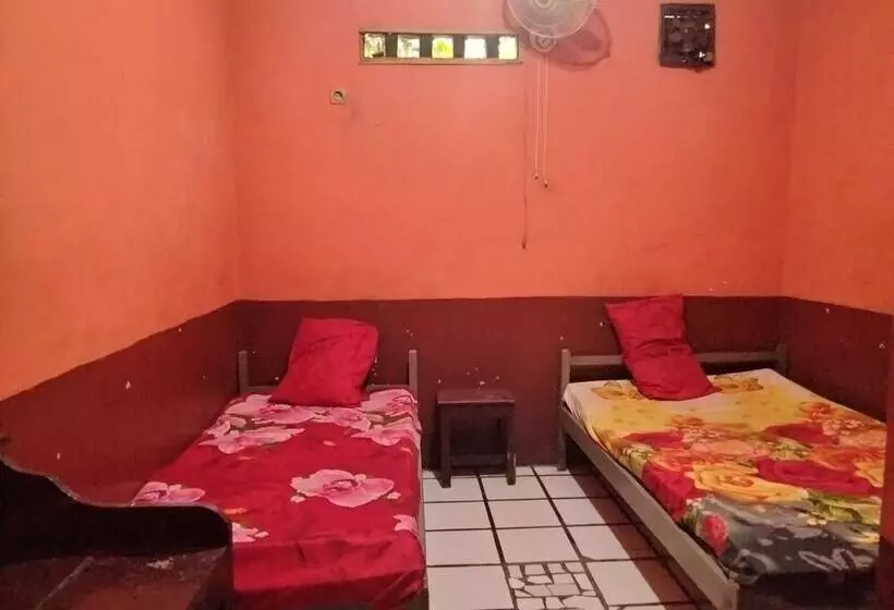 ホテル Spot On 92601 Penginapan Keluarga