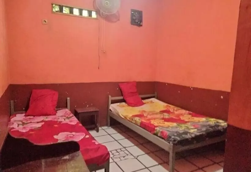 ホテル Spot On 92601 Penginapan Keluarga