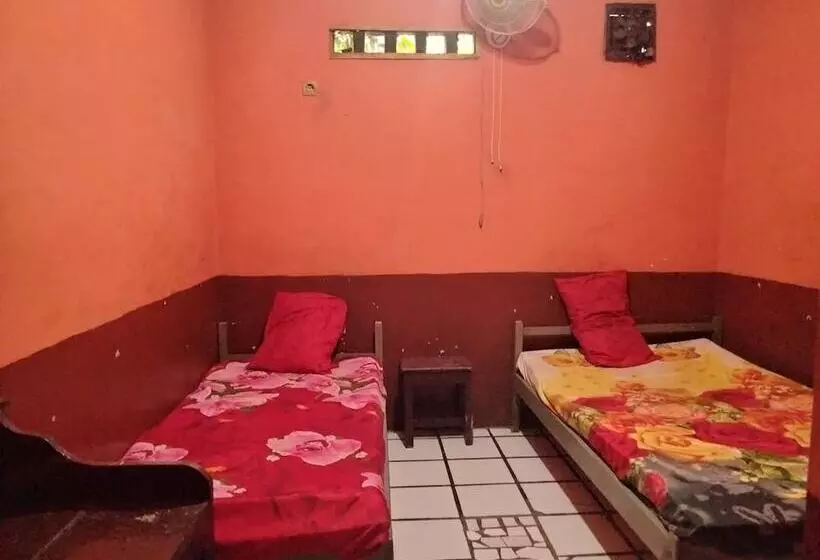 ホテル Spot On 92601 Penginapan Keluarga