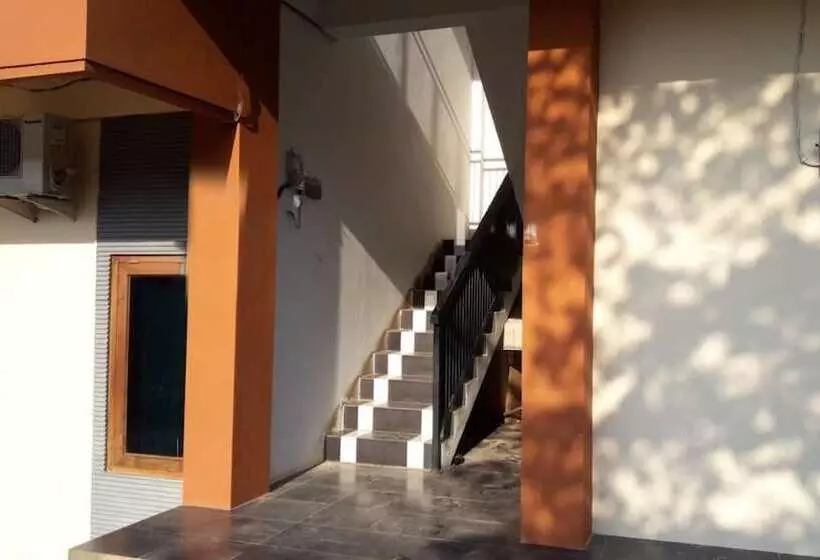 ホテル Spot On 92647 Edelweis Homestay