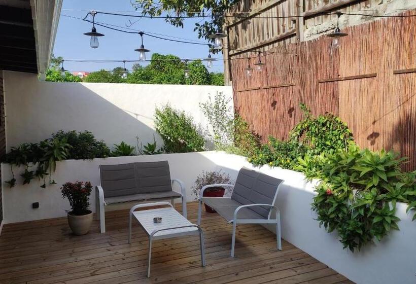 تختخواب و صبحانه Les Coulirooms