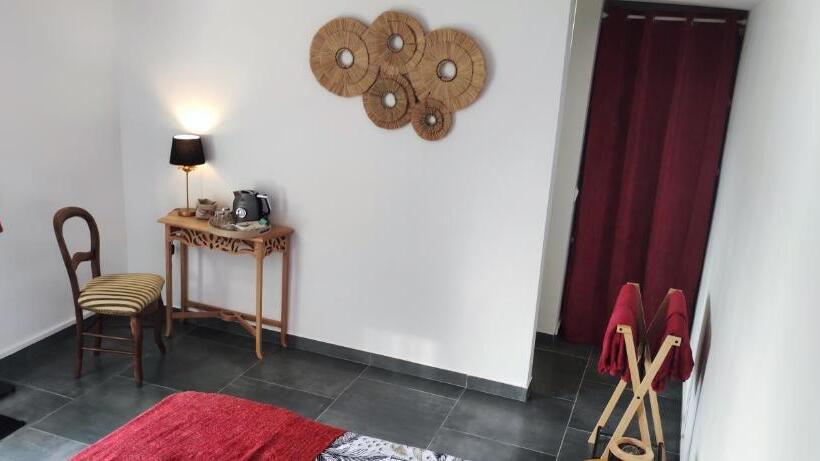 تختخواب و صبحانه Les Coulirooms