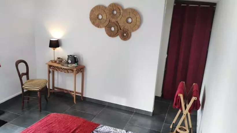 تختخواب و صبحانه Les Coulirooms