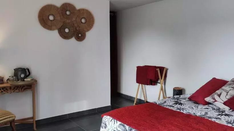 تختخواب و صبحانه Les Coulirooms