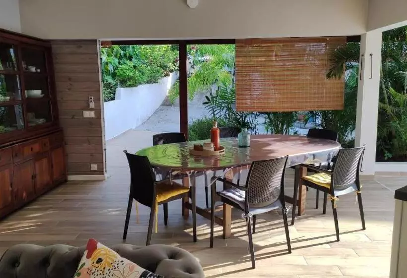 تختخواب و صبحانه Les Coulirooms