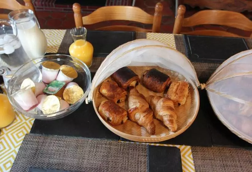 Aamiaismajoitus (B&B) La Charentaise Des Lilas