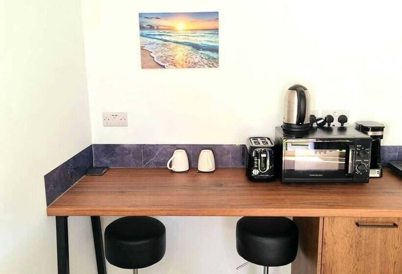 Пансион The Ivy Guest House   Near Roundhay Park