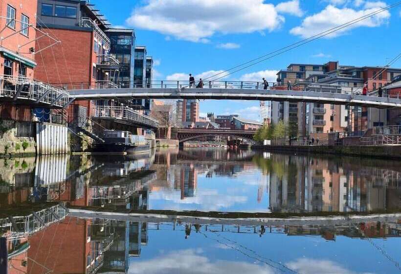 Пансион The Ivy Guest House   Near Roundhay Park